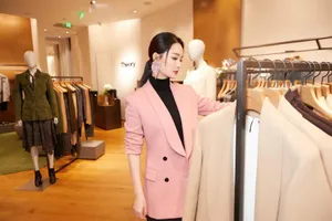 李沁粉色西装优雅品牌活动图片