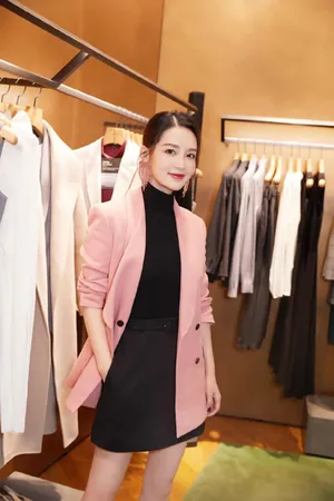 李沁粉色西装优雅品牌活动图片
