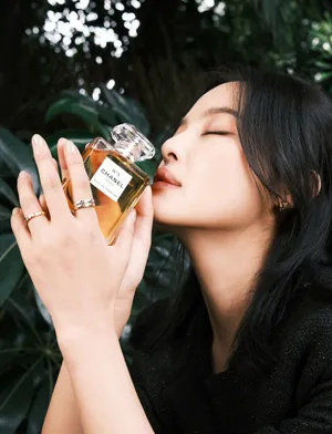 辛芷蕾酷美黑色系时尚写真图片_5