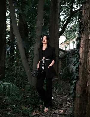辛芷蕾酷美黑色系时尚写真图片_7
