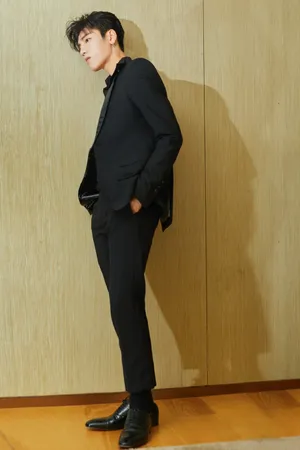 王子异黑色西服儒雅帅气图片_5