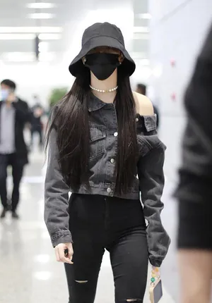 孔雪儿牛仔衣美丽帅气机场照图片