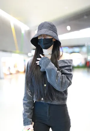 孔雪儿牛仔衣美丽帅气机场照图片_2