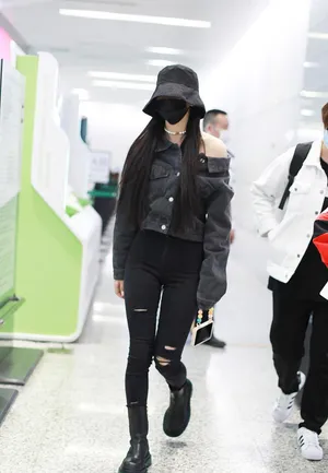 孔雪儿牛仔衣美丽帅气机场照图片_3