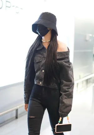孔雪儿牛仔衣美丽帅气机场照图片_5