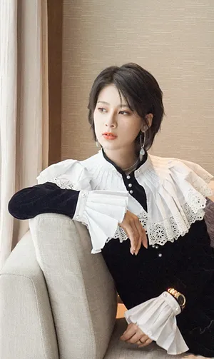 赵昭仪泡泡袖甜美养眼写真图片