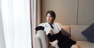 赵昭仪泡泡袖甜美养眼写真图片