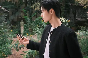 王一博简洁黑白系优雅写真图片_2