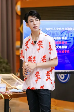 王子异花式衬衣帅气图片写真_3