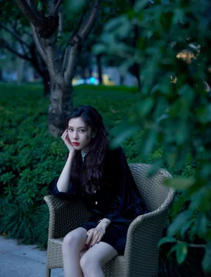 宋妍霏甜酷丝绒连身裙写真图片_7