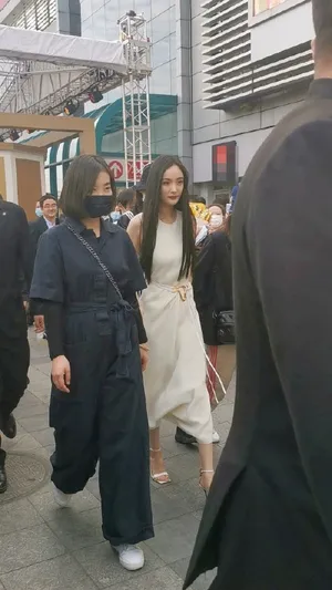 杨幂白色长裙温柔优雅绝美活动图片