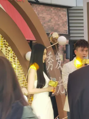 杨幂白色长裙温柔优雅绝美活动图片_2