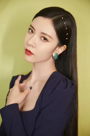 宋妍霏深蓝色西装优雅写真图片