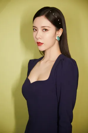 宋妍霏深蓝色西装优雅写真图片