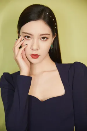 宋妍霏深蓝色西装优雅写真图片_7