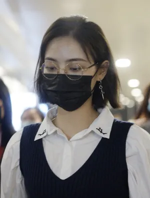 许佳琪短发眼镜飒爽文艺机场照图片_2