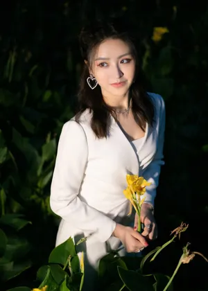 金子涵白色西装裙性感写真图片_1
