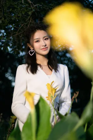 金子涵白色西装裙性感写真图片_2