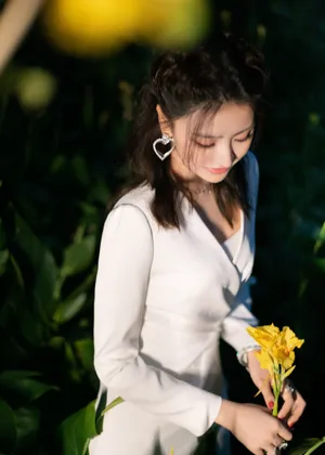 金子涵白色西装裙性感写真图片_3