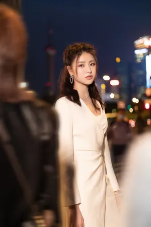金子涵白色西装裙性感写真图片_5