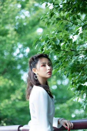 金子涵白色西装裙性感写真图片_6