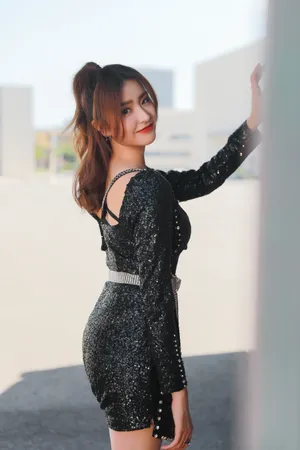 金子涵性感亮片裙写真图片_2