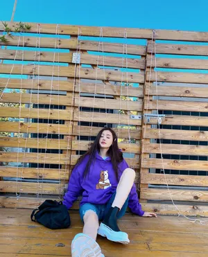 张天爱紫色卫衣初秋俏皮美照图片_3