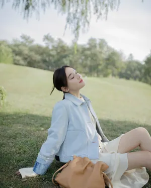袁姗姗清新简约风写真图片