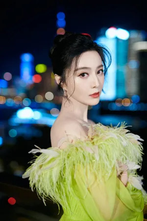范冰冰羽毛裙优雅写真图片_2
