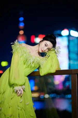 范冰冰羽毛裙优雅写真图片_3