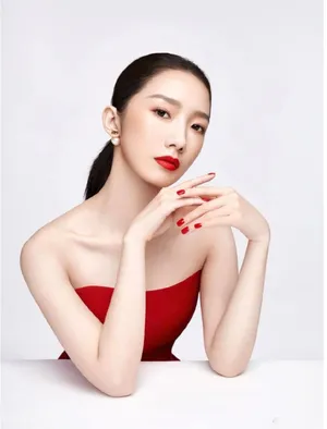 孟美岐抹胸红裙性感写真图片