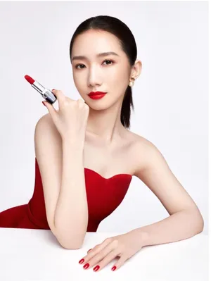 孟美岐抹胸红裙性感写真图片_1
