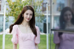金晨粉色长裙温婉写真图片_3