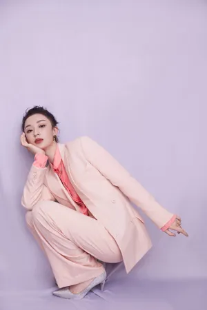孙佳雨粉色西装时尚写真图片_2