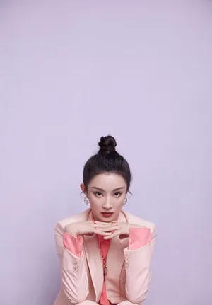 孙佳雨粉色西装时尚写真图片_3