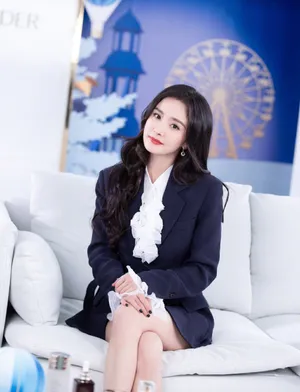 杨幂西装短裙性感写真图片_6