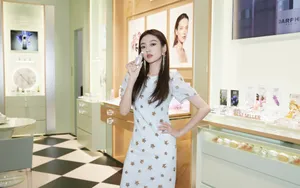 何瑞贤印花白裙活动写真图片_3