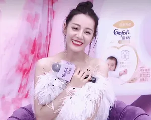 迪丽热巴羽毛裙直播照图片