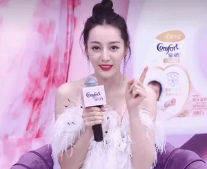 迪丽热巴羽毛裙直播照图片_2