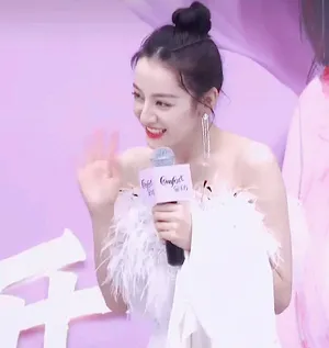 迪丽热巴羽毛裙直播照图片_4