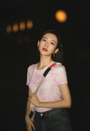 王鸥牛仔热裤性感甜酷写真图片