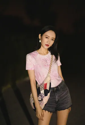 王鸥牛仔热裤性感甜酷写真图片_3