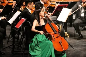 欧阳娜娜抹胸绿色礼服惊艳现场图片