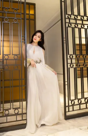 汤晶媚曼妙白裙淡雅写真图片_1
