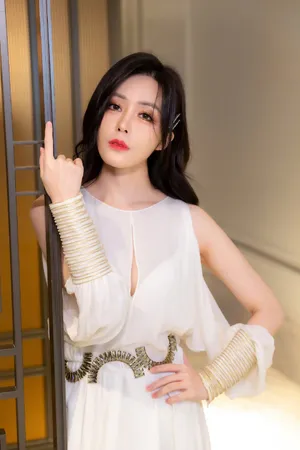 汤晶媚曼妙白裙淡雅写真图片_7