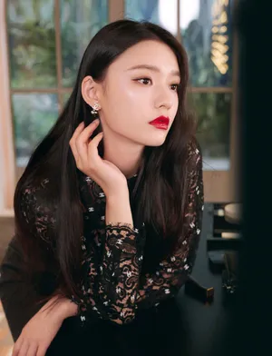 林允红唇黑发时尚写真图片_3