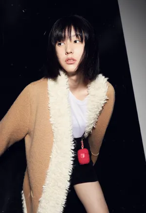 王悦伊毛呢外套温婉写真图片_4