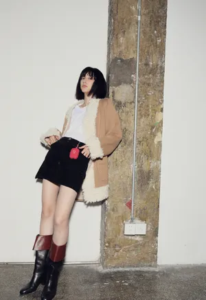 王悦伊毛呢外套温婉写真图片_7