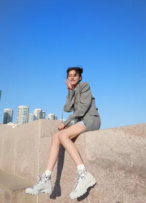 林允丸子头甜美性感写真图片