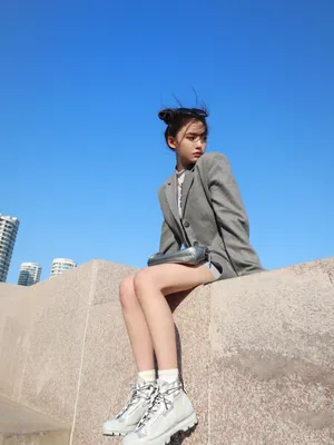 林允丸子头甜美性感写真图片_5